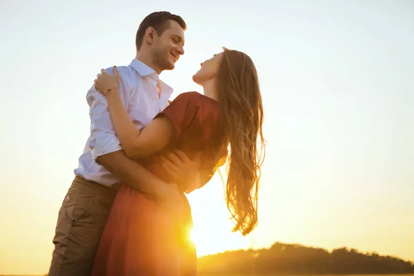 Balayı çift romantik aşk alan gün batımında