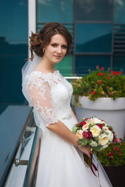 Молодая роскошная невеста с цветочным букетом — стоковое фото