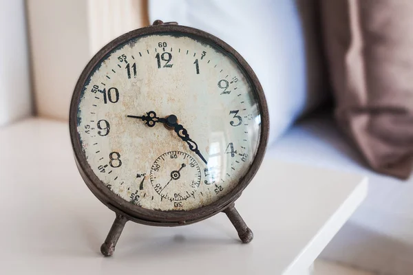 Vecchio orologio vintage su arredamento da tavolo — Foto Stock