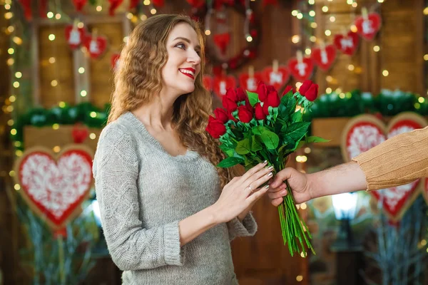 Killen närvarande flicka blommor på alla hjärtans dag — Stockfoto