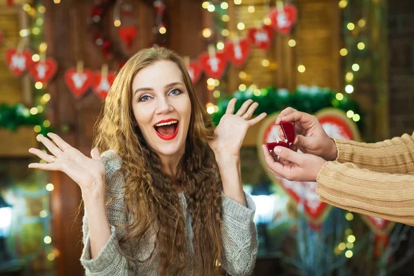 Sorprendida chica rubia toma anillo de regalo en caja roja — Foto de Stock