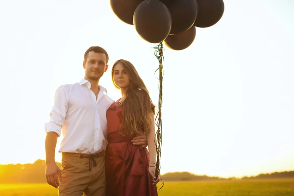 Smekmånad par romantisk kärlek vid fältet sunrise — Stockfoto