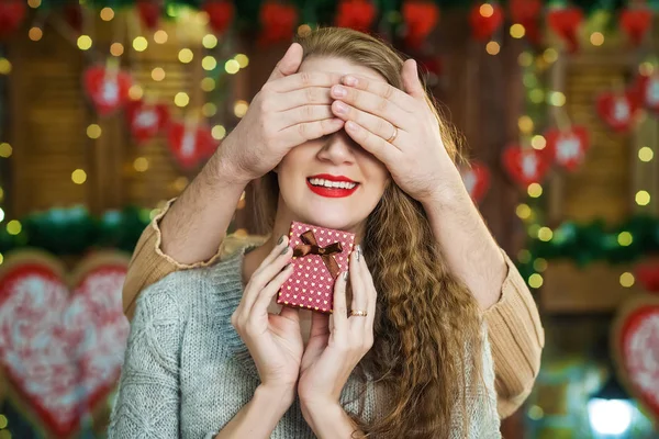 Man verrassend zijn blij vriendin met paarse vierkante doos — Stockfoto