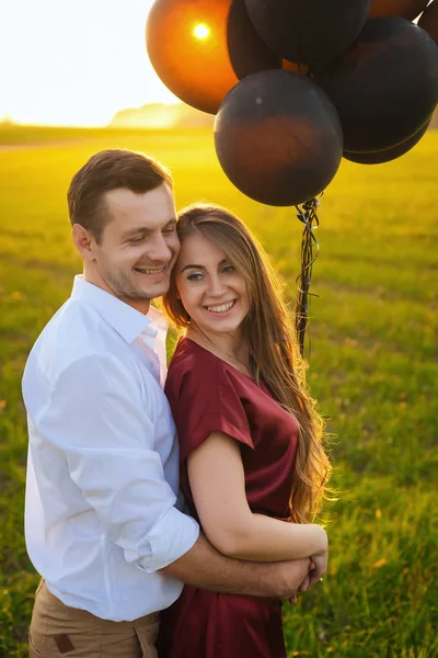 Luna de miel pareja romántico en amor en campo amanecer — Foto de Stock