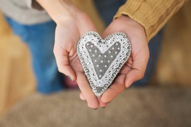 kadın ve erkek el ile kalp yakın çekim