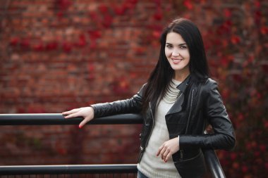 deri ceket ve beyaz kazak genç kız