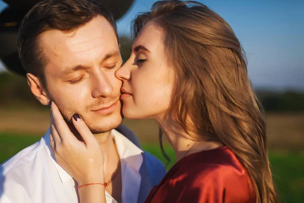 Nahaufnahme Porträt eines verliebten Paares, das Flitterwochen feiert — Stockfoto