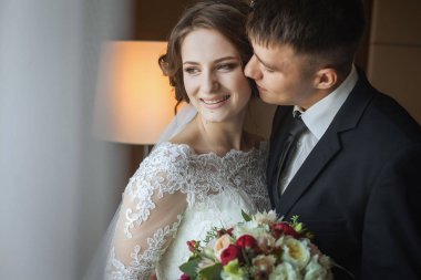 Damat kucak ve öpücük gelin