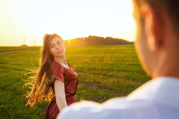 Sígueme, chica lleva chico de la mano — Foto de Stock