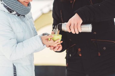 adam sevgilisini yeşil fincan sıcak kahve dökmek