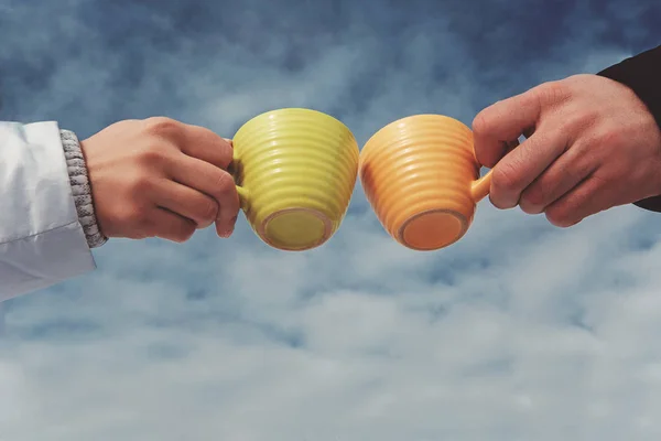 Due tazze di caffè nelle mani della coppia innamorata — Foto Stock