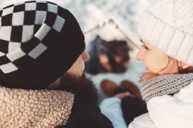 aşık Çift Lokum kömürleri üzerinde kindle