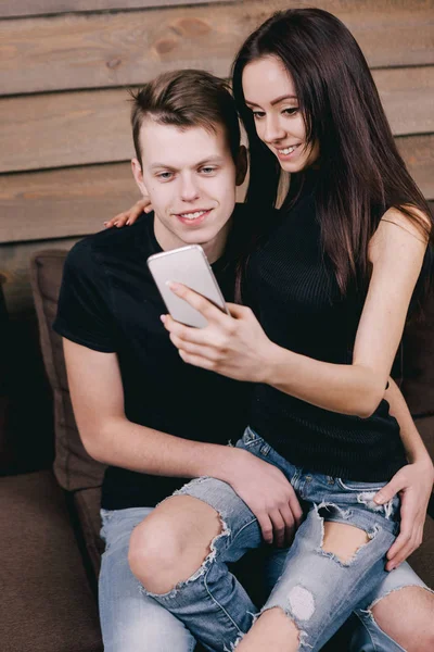 Pareja enamorada tomando selfie en apartmen — Foto de Stock