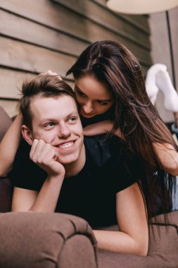 sevimli gençler evde yatakta yalan