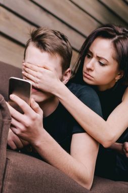 Divan smartphone ile genç Çift