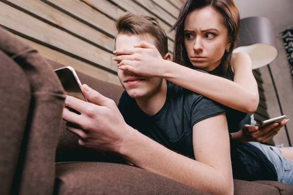 şirin çift yatakta elinde dijital telefon ile