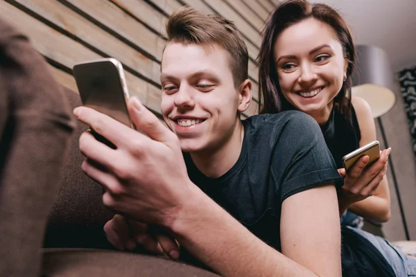 Feliz pareja acostada en la cama en apartmen — Foto de Stock