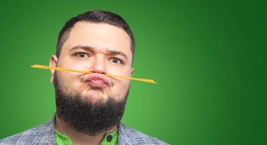 Karizmatik sakallı adam makarna ile