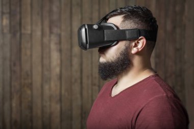 Vr gözlüklü şişman sakallı adam