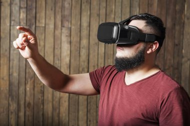 Jest gösterilen vr gözlüklü adam. Sanal gerçeklik gözlük