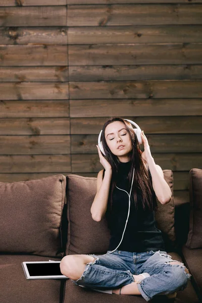 Roztomilá brunetka žena poslech hudby se zavřenýma očima — Stock fotografie