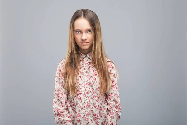 Jovem bela modelo menina olha para a câmera — Fotografia de Stock