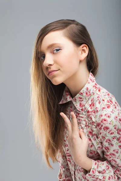 Barış, zafer işareti jest gösterilen kız