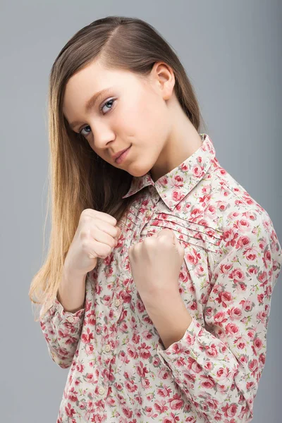 Retrato de jovem bela mulher fitness — Fotografia de Stock