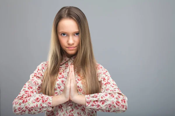 Chica rubia en la posición de oración — Foto de Stock