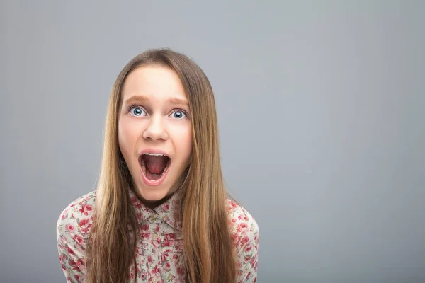 Lindo caucásico rubia adolescente gritos — Foto de Stock