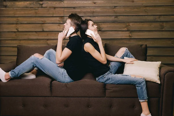 Man and woman talking on phones — Stock Photo, Image