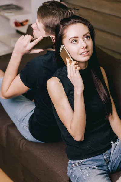 Подружка разговаривает по телефону со своим парнем — стоковое фото
