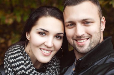 İhale çift gülümseyen ve sarılma