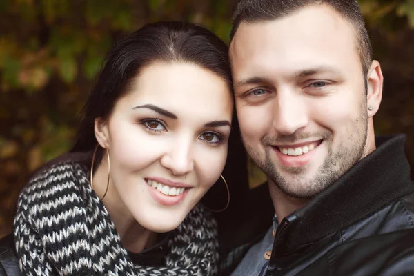 Concurso casal sorrindo e abraçando — Fotografia de Stock