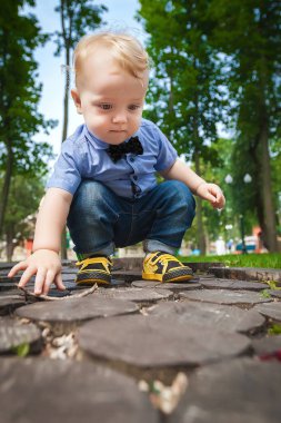 Çocuk parkta yaz aylarında yürür.