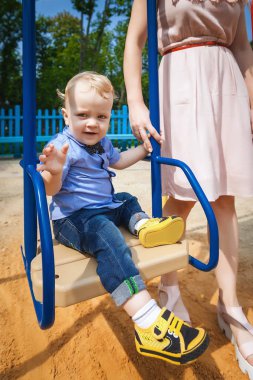 Mutlu küçük bebek salıncakta oturma