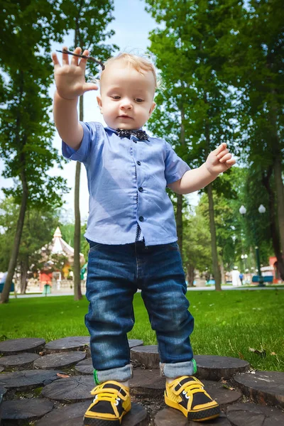 Criança loira caminha no parque no verão — Fotografia de Stock