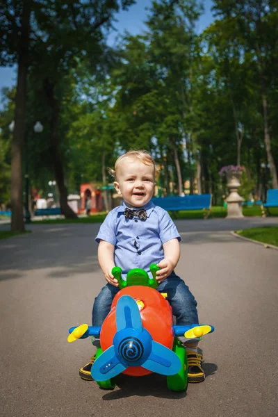 Feliz bebé conducción juguete coche al aire libre — Foto de Stock