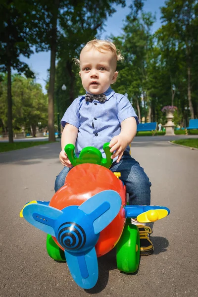 Bebé feliz coche de juguete de conducción — Foto de Stock