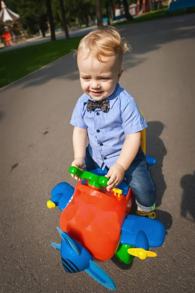 Niño feliz conducción juguete avión — Foto de Stock
