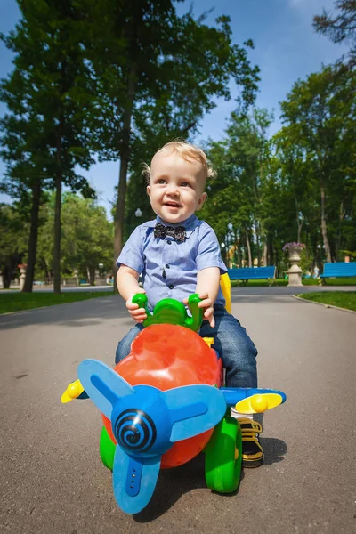 Feliz bebé conducción juguete avión — Foto de Stock