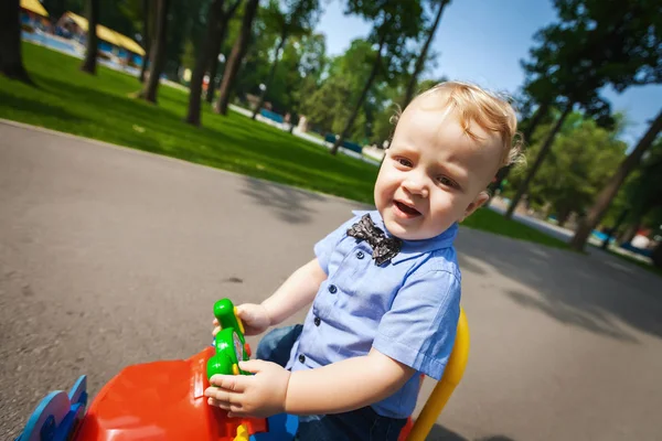 Niño lindo feliz conducción juguete avión — Foto de Stock