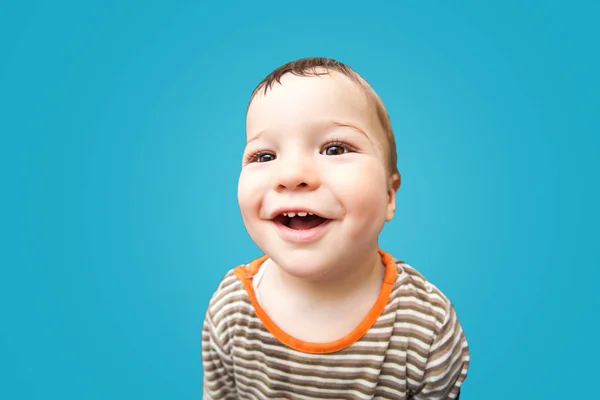 Маленька усміхнена дитина з великими коричневими очима — стокове фото