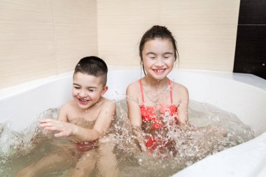 Sevimli küçük kardeşim ve kız banyoda