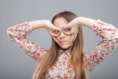 Kız parmaklarıyla gözlük yapma