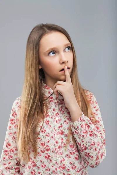 Firl holds a finger on her mouth a secret — Stock Photo, Image