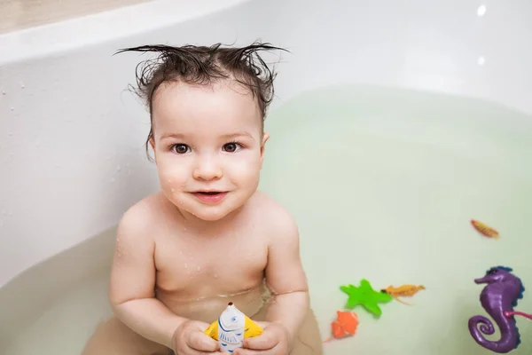 목욕 하는 이상한 헤어스타일으로 어린 소년 스톡 사진