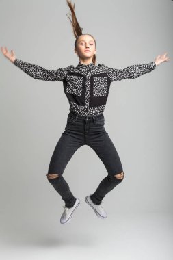 Genç güzel kız atlama