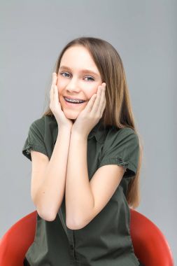 gülüyor diş telleri ile sarışın kız