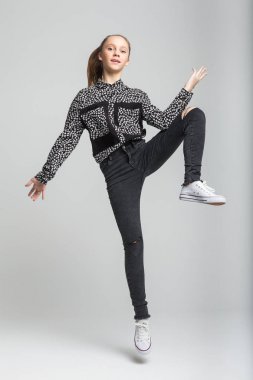 Genç güzel kız atlama